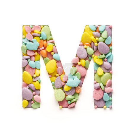 Téléchargez les photos : La lettre majuscule est faite de bonbons en forme d'œufs de Pâques sur un fond blanc. - en image libre de droit