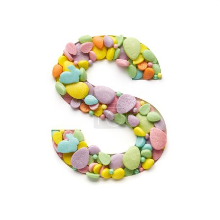 Téléchargez les photos : La lettre majuscule est faite de bonbons en forme d'œufs de Pâques sur un fond blanc. - en image libre de droit