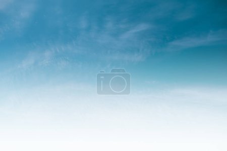 Téléchargez les photos : Ciel bleu clair et nuages blancs fond d'été - en image libre de droit