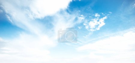 Foto de Cielo azul claro y nubes blancas fondo de verano - Imagen libre de derechos