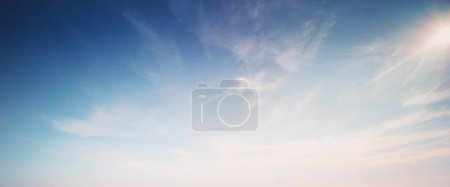 Téléchargez les photos : Ciel et nuages panorama d'été. Fond extérieur - en image libre de droit
