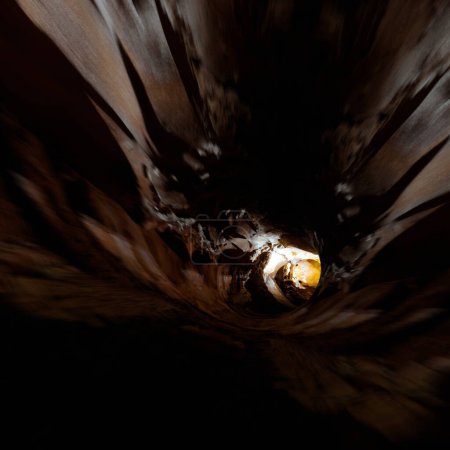 Foto de Túnel de estalactitas geológicas. Medios mixtos - Imagen libre de derechos