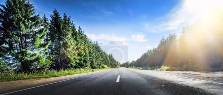 Téléchargez les photos : Panorama routier d'été. Autoroute avancer arrière-plan - en image libre de droit
