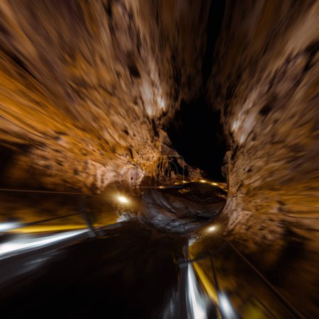 Téléchargez les photos : Abstrait mouvement grottes fond. Techniques mixtes - en image libre de droit