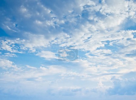 Téléchargez les photos : Ciel et nuages lever du soleil d'été. Contexte naturel - en image libre de droit