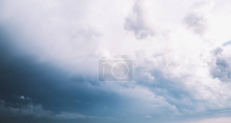 Téléchargez les photos : Ciel et nuages atmosphère fond. Couleurs bleues - en image libre de droit