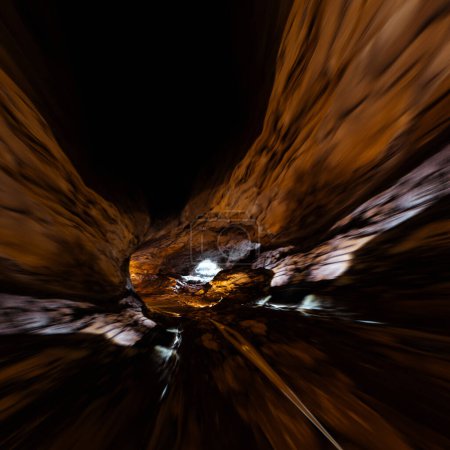Foto de Garganta de cuevas subterráneas. Medios mixtos - Imagen libre de derechos