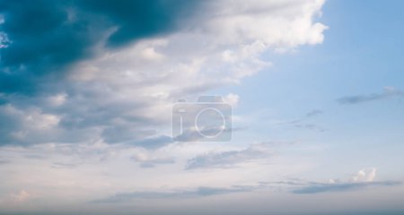 Téléchargez les photos : Ciel et nuages atmosphère fond. Couleurs bleues - en image libre de droit