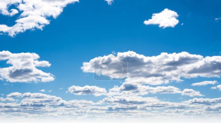 Téléchargez les photos : Ciel et nuages jour été nature extérieur panorama - en image libre de droit