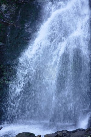 Téléchargez les photos : Part of big waterfall toned in blue at dusk - en image libre de droit