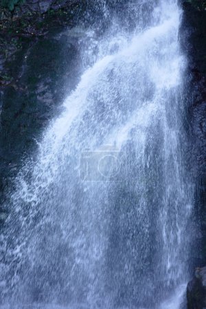 Téléchargez les photos : Part of big waterfall toned in blue at dusk - en image libre de droit