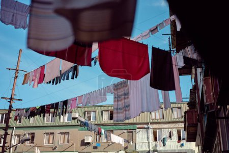 Téléchargez les photos : Ghetto life. Day shot of buildings with drying clothes at outdoor. - en image libre de droit