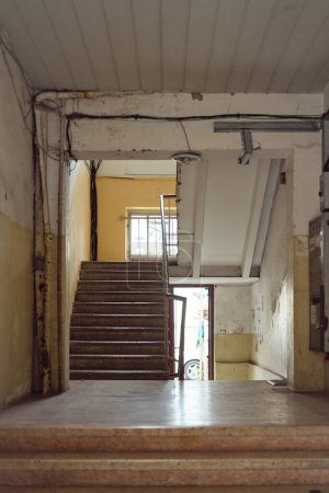 Téléchargez les photos : Old stairs at entrance in ghetto district. - en image libre de droit