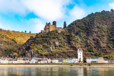 Die prachtvolle Ruine der Burg Katz. Mittelalterliche romantische Burgen und Ruinen. Warmer Herbst in Deutschland. Schöne bewaldete Hänge der Küstenhügel des Rheins.  
