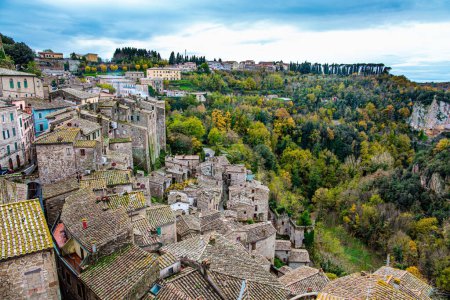 Märchenhafte Steinfestung auf einem bewaldeten Hügel. Die alten Dächer der Altstadt. Die Tuffsteinstadt Sorano. Etruskische Städte in der Toskana. Städte, die es seit dem zweiten Jahrtausend gibt. Toskana, Italien. 