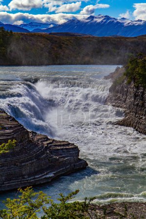 Foto de Chile, Sudamérica. Parque Torres del Paine. Increíble paisaje impresionante. El tormentoso río Peine está bloqueado por rocas gigantes de granito que forman las Cascadas Peine. - Imagen libre de derechos