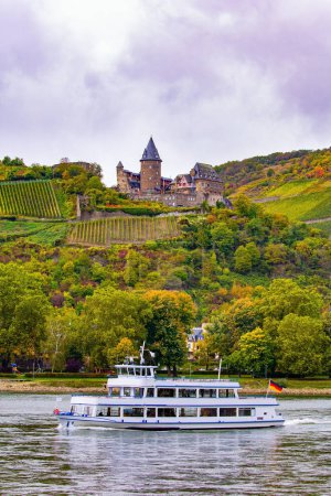 Foto de Castillos del Rin. Castillos románticos a orillas del Rin. Las colinas son el hogar de los viñedos bien cuidados. Barcos turísticos y transbordadores navegan a lo largo del río - Imagen libre de derechos
