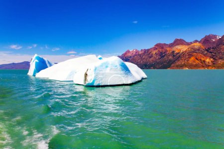 Foto de Increíble viaje a Sudamérica. Patagonia argentina. Grandes icebergs flotan en el lago Viedma. Los témpanos azules se deslizan lentamente a lo largo de las costas. - Imagen libre de derechos
