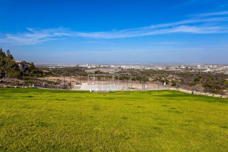 Téléchargez les photos : Petite colonie en Samarie israélienne. Champ d'herbe et vue sur Tel Aviv - en image libre de droit