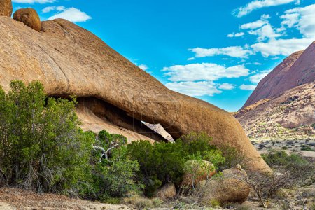 Téléchargez les photos : L'Afrique. Namibie. Magnifiques restes de pierre rouge-orange de Spitzkoppe de granit grossier. D'énormes rochers arrondis et des arches au milieu du désert namibien sans fin - en image libre de droit