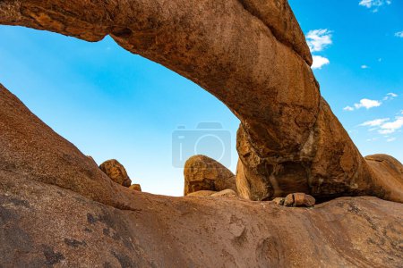 Téléchargez les photos : Spitzkoppe est un massif rocheux pittoresque en Namibie. D'énormes rochers arrondis et des arches au milieu du désert namibien sans fin. Voyage aventureux dans un pays exotique. L'Afrique. Namibie. - en image libre de droit