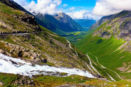 Téléchargez les photos : Le célèbre "Troll Staircase". Bouillonnement colossal et cascades rugissantes. Journée ensoleillée d'été dans les montagnes de Norvège. Photo prise depuis un drone. - en image libre de droit