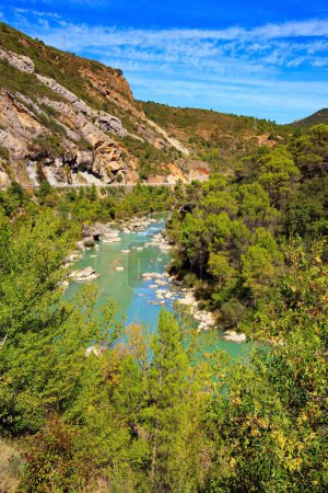 Foto de The river Gallego flows through the gorge. The magnificent Mallets of Riglos. Beautiful rocks - part of the foothills of the Pyrenees. Aragon. Romantic trip to Spain. - Imagen libre de derechos