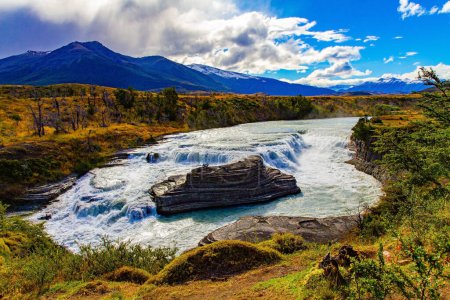 Foto de Torres del Paine Park, southern Chilean Patagonia. Incredible stunning landscape. The stormy Peine River is blocked by giant granite rocks that form the Peine Cascades. Chile, South America - Imagen libre de derechos