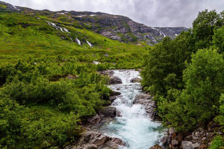 Téléchargez les photos : The  waterfall. Scenic road in the mountains of Western Norway. Beginning of the Hardangerfjord. Scandinavia. Summer, July - en image libre de droit