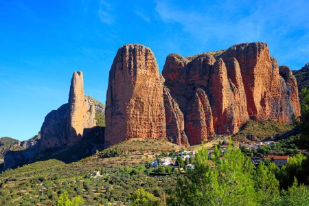 Téléchargez les photos : The magnificent Mallets of Riglos is a conglomerate of rock formations. Hoya de Huesca, Aragon. Part of the foothills of the Pyrenees. Romantic trip to Spain. - en image libre de droit