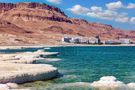Téléchargez les photos : Dead Sea. Israeli coast, warm winter February day. The drainless salt lake in the Middle East. Evaporated salt forms crystals on the surface of the water. The saltiest lake in the world. - en image libre de droit