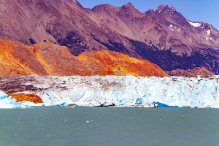 Foto de The icredible journey to South America. Argentine Patagonia. Lake and glacier Viedma. Huge scenic glacier on the lake. Chunks of ice, broken off from the glacier, float in the lake. - Imagen libre de derechos
