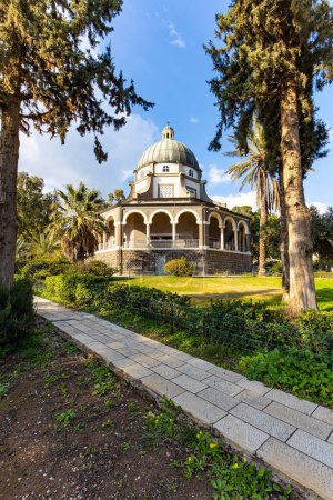 Foto de Magnificent monastery surrounded by columns and slender tall palms. The Church of the Beatitudes is a Catholic church of the Italian Franciscan convent. Easter is the feast of the resurrection of Christ. - Imagen libre de derechos