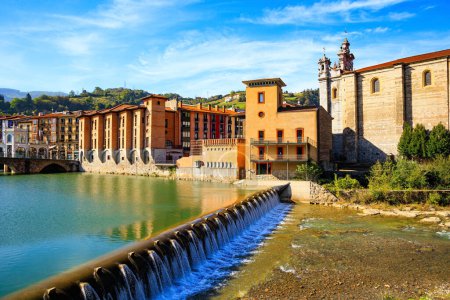 Tholosa est une petite vieille ville avec une architecture intéressante et inhabituelle. Beau barrage et pont a été construit à travers la rivière Oria. Pays basque. 
