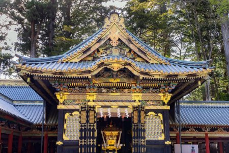 Foto de Patrimonio de la humanidad. Nikko Tosho-gu es un santuario sintoísta en Nikko, construido en 1617. El interior de uno de los edificios del templo. Magnífico templo ornamentado con techo dorado. Tesoro Nacional de Japón. - Imagen libre de derechos