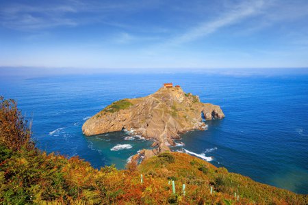 Foto de Gastelugache es una isla de la costa atlántica, País Vasco. La playa más inusual del Golfo de Vizcaya - Imagen libre de derechos