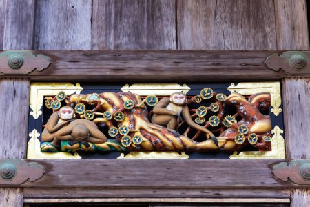 Foto de Japón. El templo y santuario de Nikko. El famoso tallado de los Tres Monos a la entrada del Establo Sagrado. Puesta de sol. - Imagen libre de derechos