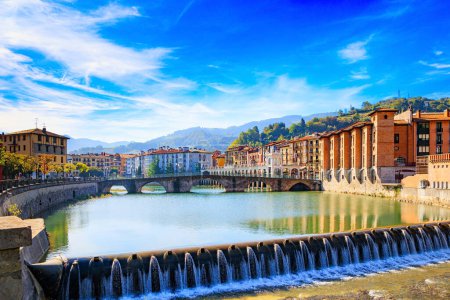 Beau pont et barrage a été construit à travers la rivière Oria. Pays basque. Tholosa est une petite ville ancienne avec une architecture intéressante et inhabituelle. 