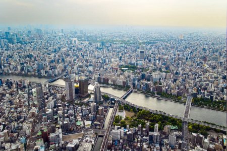 Tokio jest pokryte smogiem. Widok z tarasu widokowego wieży. Najdłuższą rzeką w Tokio jest Sumida-gawa.. 