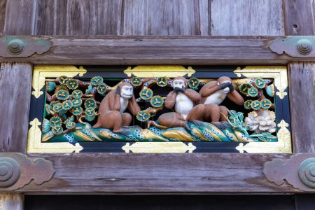 Foto de Los famosos tres monos sabios en el establo sagrado. El templo y santuario de Nikko Tosho-gu está dedicado al shogun y comandante Tokugawa Ieyasu. Japón - Imagen libre de derechos