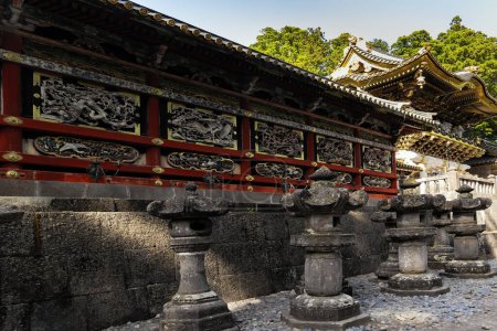 Foto de Las filas pares de esculturas de piedra - linternas. Adornado espléndido templo. Nikko Tosho-gu es un santuario sintoísta en Nikko. Tesoro Nacional de Japón. - Imagen libre de derechos