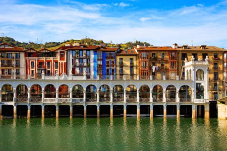Tholosa est une vieille ville provinciale à l'architecture inhabituelle. Embankment de la rivière Oria. Pays basque. Le centre pittoresque de Tolosa est construit sur les rives de la rivière Oria. 