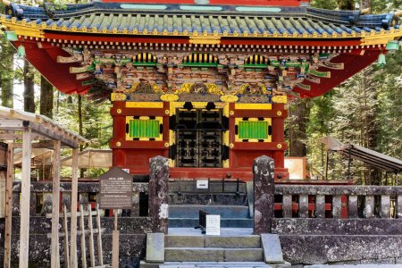 Foto de Magnífico templo adornado. Patrimonio de la humanidad. Nikko Tosho-gu es un santuario sintoísta en Nikko, construido en 1617. Tesoro Nacional de Japón. - Imagen libre de derechos