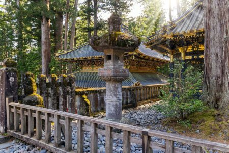 Foto de Japón. El templo y santuario de Nikko Tosho-gu está dedicado al shogun Tokugawa Ieyasu. Edificio complejo construido en 1617. Las linternas de piedra - esculturas. Puesta de sol. - Imagen libre de derechos