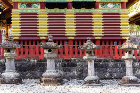 Foto de Las filas pares de esculturas de piedra - linternas. Nikko Tosho-gu es un santuario sintoísta en Nikko. Adornado espléndido templo. Tesoro Nacional de Japón. - Imagen libre de derechos