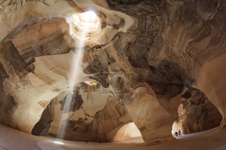 Téléchargez les photos : Israël. Grottes anciennes pour l'extraction de matériaux de construction. Le célèbre parc souterrain Beit Guvrin. Journée chaude ensoleillée pour une excursion réussie. - en image libre de droit
