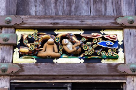 Foto de Japón. El templo y santuario de Nikko. Puesta de sol. El famoso tallado de los Tres Monos a la entrada del Establo Sagrado. - Imagen libre de derechos