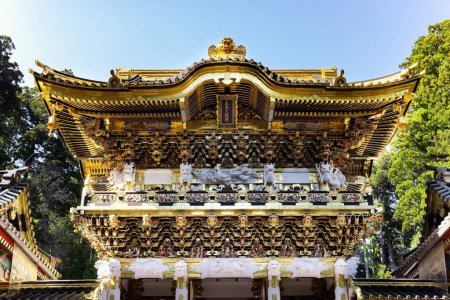 Foto de Magnífico templo ornamentado con techo dorado. Nikko Tosho-gu es un santuario sintoísta en Nikko, construido en 1617. Tesoro Nacional de Japón. Patrimonio de la Humanidad. - Imagen libre de derechos