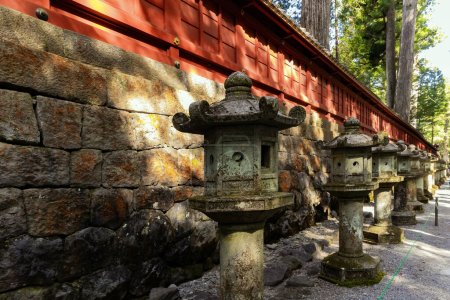 Foto de Paredes de piedra cubiertas de musgo, e incluso filas de faroles de piedra. Nikko Tosho-gu es un santuario sintoísta en Nikko, Japón. Construido en 1617. Tesoro Nacional de Japón. - Imagen libre de derechos