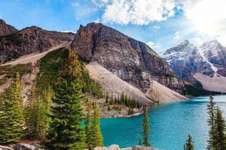 Téléchargez les photos : Le Canada. Le plus beau lac de montagne de Moraine. L'eau du lac a une couleur bleu azur unique. La vallée pittoresque des Dix Pics entoure le magnifique lac - en image libre de droit